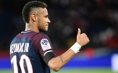 绿茵电竞焦点-C罗破门后示意安静手势